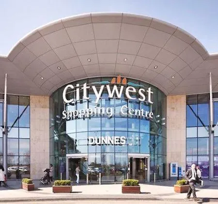 Double Beside Tramline * 都柏林